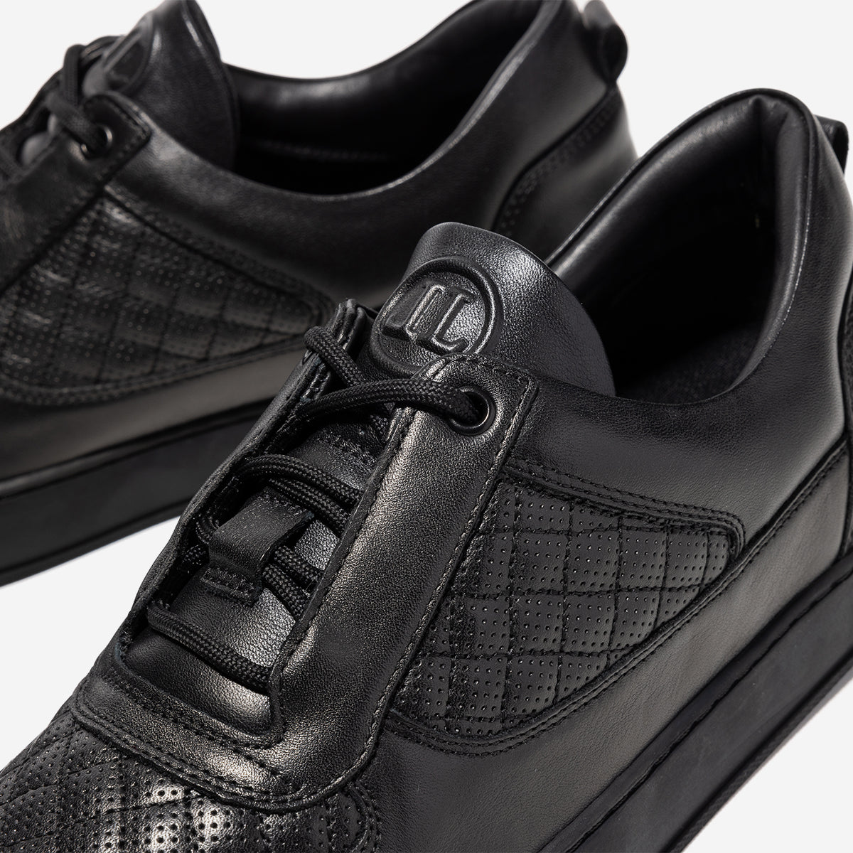 Low Top - Faisca - All Black Perforate